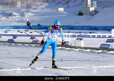 Non Exclusive: ZHANGJIAKOU, CHINA - 5. FEBRUAR 2022 - die ukrainische Skifahrerin Viktoriia Olekh leidet während der Women's 7,5km + 7,5km Skiat an einem Nasenbluten Stockfoto