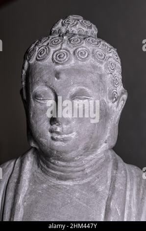 Siddharha Gautama Buddha Statue aus grauem Stein als Innendekoration, Nahaufnahme Portrait Ansicht Stockfoto