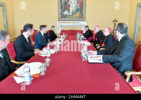 Vatikan, Vatikan. 07th. Februar 2022. Italien, Rom, Vatikan, 2022/02/07. Kardinal Pietro Parolin trifft seine Exz. Borut Pahor, den Präsidenten der Republik Slowenien, auf dem Foto des Vatikans von Vatican Mediai/Catholic Press Photo. BESCHRÄNKT AUF REDAKTIONELLE VERWENDUNG - KEIN MARKETING - KEINE WERBEKAMPAGNEN. Kredit: Unabhängige Fotoagentur/Alamy Live Nachrichten Stockfoto