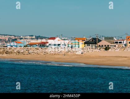 Cova Vapor, Portugal - 6. Februar 2022: Bunte Fischerhäuser in Cova Vapor, Region Lissabon, Portugal Stockfoto