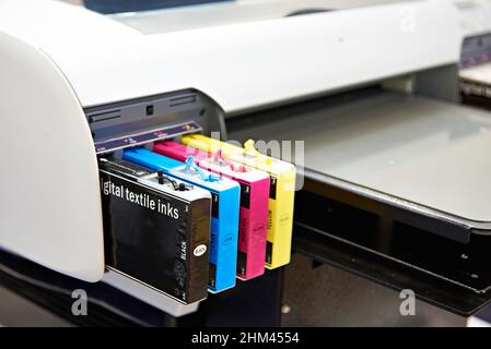 Farbpatronen im Drucker für Textilien Stockfoto