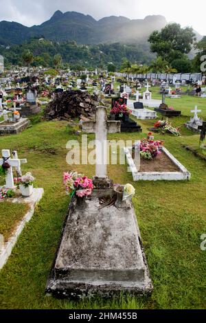 Grabstein auf dem Friedhof Mont Fleuri in Victoria, Mahe Island, Seychellen. Stockfoto