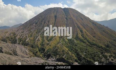 Luftaufnahme des vulkanischen Schlackenkegels Mount Batok im Mount Bromo Nationalpark, Java, Indonesien Stockfoto