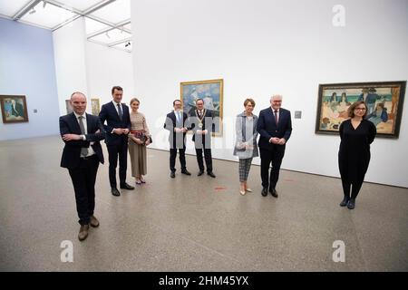 Von links nach rechts Prof. Peter GORSCHLUETER, GorschlÃ ter, Direktor des Folkwang Museums, Hendrik WUEST, WÃ st, CDU, Ministerpräsident des Landes Nordrhein-Westfalen, mit seiner Frau Christina, Thomas KUFEN, Bürgermeister der Stadt Essen, und Ehemann David LUENGEN, LÃ ngen, Bundespräsident Frank-Walter STEINMEIER, First Lady Elke BUDEDENBENDER, BÃ denbender, Nadine Engel, Kuratorin der Ausstellung, Rundgang durch die Ausstellung, Besuch von Bundespräsident Frank-Walter Steinmeier anlässlich 100 Jahre Folkwang Museum Essen und Rundgang durch die Jubiläumsausstellung 'Renoir, Monet, GA Stockfoto