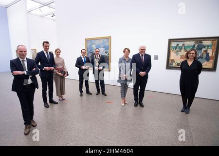 Von links nach rechts Prof. Peter GORSCHLUETER, GorschlÃ ter, Direktor des Folkwang Museums, Hendrik WUEST, WÃ st, CDU, Ministerpräsident des Landes Nordrhein-Westfalen, mit seiner Frau Christina, Thomas KUFEN, Bürgermeister der Stadt Essen, und Ehemann David LUENGEN, LÃ ngen, Bundespräsident Frank-Walter STEINMEIER, First Lady Elke BUDEDENBENDER, BÃ denbender, Nadine Engel, Kuratorin der Ausstellung, Rundgang durch die Ausstellung, Besuch von Bundespräsident Frank-Walter Steinmeier anlässlich 100 Jahre Folkwang Museum Essen und Rundgang durch die Jubiläumsausstellung 'Renoir, Monet, GA Stockfoto