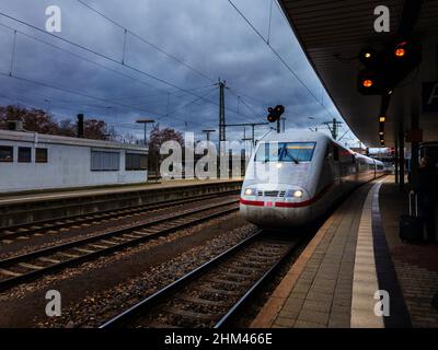 Stuttgart, Deutschland - DEZ 08 2019 : Fahrgäste und Bahnsteig mit ICE der Deutschen Bahn Intercity-Schnellzug auf Anflug am Stuttgarter Bahnhof Stockfoto