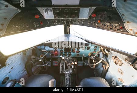 Cockpit des alten Flugzeugs Douglas DC-3 Dakota auch bekannt als C47. Stockfoto