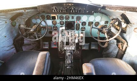 Cockpit des alten Flugzeugs Douglas DC-3 Dakota auch bekannt als C47. Stockfoto