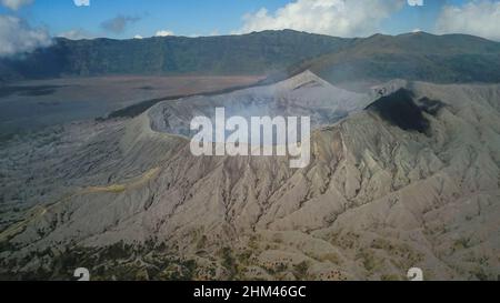 Aktiver Vulkankrater von Mountain Bromo in East Jawa, Indonesien. Draufsicht von der Drohnenfliege Stockfoto