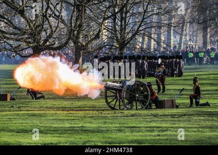 London, Großbritannien. 6th. Februar 2022. Die Königstruppe Royal House Artillery feuern einen 41 Gun Salute (21 Runden, plus 20 zusätzliche Runden in den Royal Parks). Gestern war es 70 Jahre her Majestät der Königin, dass sie zum Thron aufgenommen wurde, und der Beginn eines Jahres der Feierlichkeiten zu ihrem Platin-Jubiläum, und als das Datum auf einen Sonntag fiel, wird der königliche Gruß am folgenden Tag abgefeuert. Die Band der Grenadier Guards spielt in der Nähe der Feuerposition feierliche Musik. Kredit: Imageplotter/Alamy Live Nachrichten Stockfoto