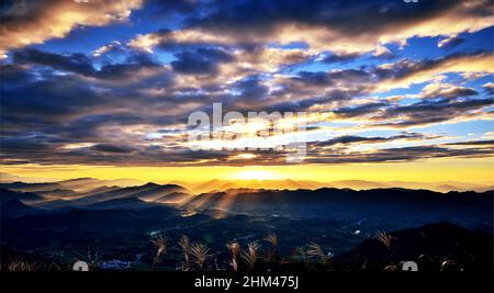 Sonnenuntergang am Berg Huangshan Stockfoto