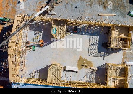 Neue Wohnbauhaus Rahmen der Kran hält ist Holz Dach Stockfoto