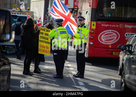 London, Großbritannien. 7th. Februar 2022. Anti-Vaxxer demonstrieren am Ufer. Anti-Vaxxers aus London begrüßen einen Konvoi von Anhängern am Ufer. Kredit: Peter Hogan/Alamy Live Nachrichten Stockfoto