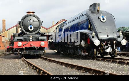 Dampflokomotiven Nr. 6023 und 60007 bei der Veranstaltung „Once in a blue moon“ im Didcot Railway Center, der Heimat der Great Western Society, am 5th. April 2014. Stockfoto