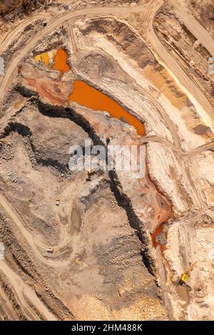 Granitbruch von oben geschossen. Blick aus der Luft auf Granitaushub Stockfoto