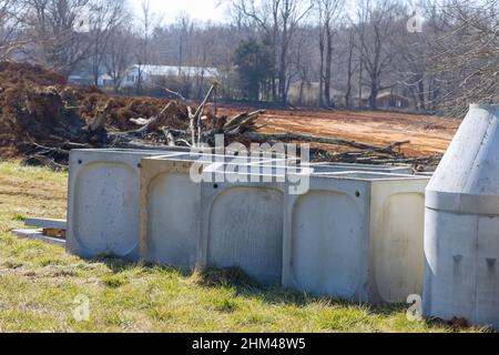 Industrielle Betonentwässerungsrohre für den Gebäudebau Stockfoto