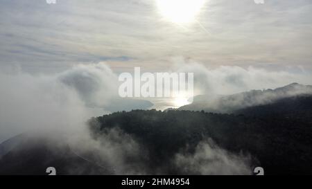 Bewölkter Himmel über den Bergen von Eze Stockfoto