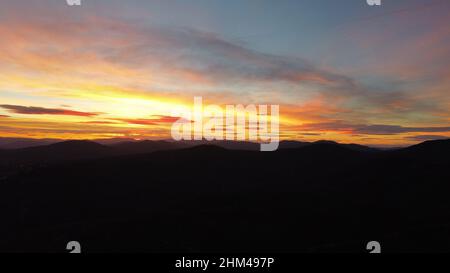 Orangefarbener Himmel über Bergen Stockfoto