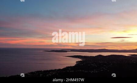 Orangefarbener Himmel über Les Issambres Stockfoto