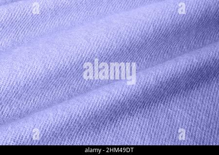 Violett gestrickte Acryl-Stoffstruktur mit weichem Faltenmuster. Farbtrend des Jahres 2022. Stockfoto