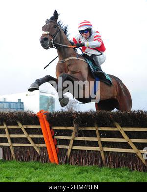Aktenfoto vom 27-12-2020 von Ian Power auf dem Motorrad von Master McShee. Der Einpferdetrainer Paddy Corkery sieht für Master McShee die großen Frühlingsfeste, nachdem sein achtjähriger bei seinem vorherigen Start mit einem exzellenten Lauf hinter Galopin des Champs in Leopardstown einen Erfolg der ersten Klasse gesichert hatte. Ausgabedatum: Montag, 7. Februar 2022. Stockfoto