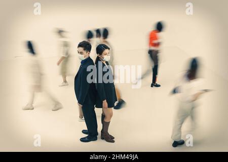 Geschäftsleute trugen Masken, um in der Menge zu stehen Stockfoto