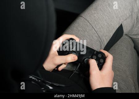 Hände eines jungen Mannes mit Videospiel-Controller Stockfoto