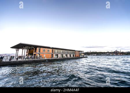 Der Fährhafen in Karakoy auf dem Bosporus. Karakoy Neuer schwimmender Pier. Stockfoto