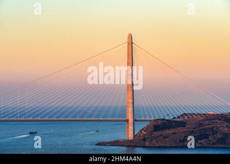 Blick auf die Yavuz Sultan Selim Bridge bei Sonnenuntergang. Sie ist die dritte Bosporus-Brücke in Istanbul, Türkei. Stockfoto