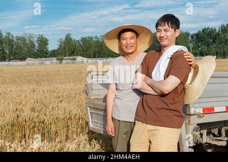 Die Bauern verlassen sich auf das Auto Stockfoto