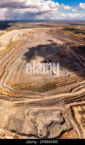 Luftaufnahme auf Granitbruch. Granitabbau von einer Drohne. Stockfoto