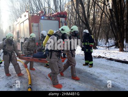PRYPIAT, UKRAINE - 4. FEBRUAR 2022 - Retter nehmen an taktischen Übungen für Einheiten des ukrainischen Innenministeriums Teil, um während der Def Stockfoto