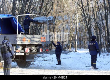 PRYPIAT, UKRAINE - 4. FEBRUAR 2022 - Retter nehmen an taktischen Übungen für Einheiten des ukrainischen Innenministeriums Teil, um während der Def Stockfoto