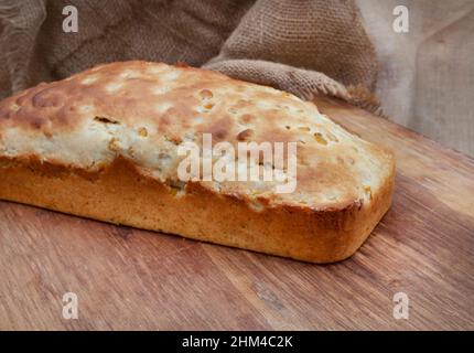 Mielie Bread, ein südafrikanisches Brot mit Vollkorn auf rustikalem Bauerntisch Stockfoto