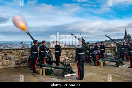 Edinburgh Castle, Edinburgh, Schottland, Großbritannien, 07. Februar 2022. 21 Waffengruß Thronbesteigung: Der Gruß markiert die Thronbesteigung von Königin Elisabeth II. Am 6th. Februar 1952, vor 70 Jahren: Ein Platin-Jubiläum. Die Reservisten 105th Regiment Royal Artillery feuern die Geschütze Stockfoto