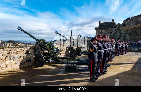 Edinburgh Castle, Edinburgh, Schottland, Großbritannien, 07. Februar 2022. 21 Waffengruß Thronbesteigung: Der Gruß markiert die Thronbesteigung von Königin Elisabeth II. Am 6th. Februar 1952, vor 70 Jahren: Ein Platin-Jubiläum. Die Reservisten 105th Regiment Royal Artillery feuern die Geschütze Stockfoto