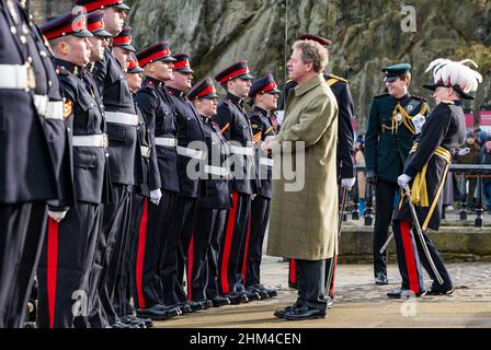 Edinburgh Castle, Edinburgh, Schottland, Großbritannien, 07. Februar 2022. 21 Waffengruß Thronbesteigung: Der Gruß markiert die Thronbesteigung von Königin Elisabeth II. Am 6th. Februar 1952, vor 70 Jahren: Ein Platin-Jubiläum. Der Gruß wird von Alister Jack, Staatssekretär für Schottland, in Begleitung des Gouverneurs von Edinburgh Castle, Alastair Bruce, mit den Reservisten 105 Regiment Royal Artillery, die die Waffen bemunchen Stockfoto