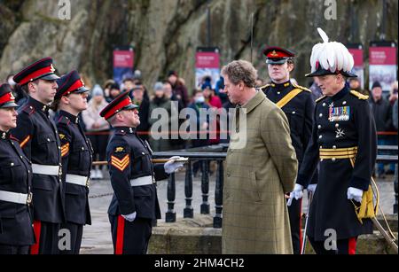 Edinburgh Castle, Edinburgh, Schottland, Großbritannien, 07. Februar 2022. 21 Waffengruß Thronbesteigung: Der Gruß markiert die Thronbesteigung von Königin Elisabeth II. Am 6th. Februar 1952, vor 70 Jahren: Ein Platin-Jubiläum. Der Gruß wird von Alister Jack, Staatssekretär für Schottland, in Begleitung des Gouverneurs von Edinburgh Castle, Alastair Bruce, mit den Reservisten 105 Regiment Royal Artillery, die die Waffen bemunchen Stockfoto