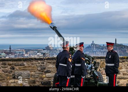 Edinburgh Castle, Edinburgh, Schottland, Großbritannien, 07. Februar 2022. 21 Waffengruß Thronbesteigung: Der Gruß markiert die Thronbesteigung von Königin Elisabeth II. Am 6th. Februar 1952, vor 70 Jahren: Ein Platin-Jubiläum. Die Reservisten 105th Regiment Royal Artillery feuern die Geschütze Stockfoto