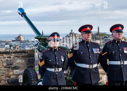 Edinburgh Castle, Edinburgh, Schottland, Großbritannien, 07. Februar 2022. 21 Waffengruß Thronbesteigung: Der Gruß markiert die Thronbesteigung von Königin Elisabeth II. Am 6th. Februar 1952, vor 70 Jahren: Ein Platin-Jubiläum. Die Reservisten 105th Regiment Royal Artillery feuern die Geschütze Stockfoto