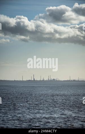 Entlang des Flusses Mersey auf Otterspool Prom mit Blick auf Ellesmere Port Stockfoto