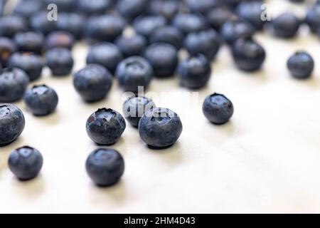 Stillleben mit Heidelbeeren auf weiß gemustertem Hintergrund Stockfoto