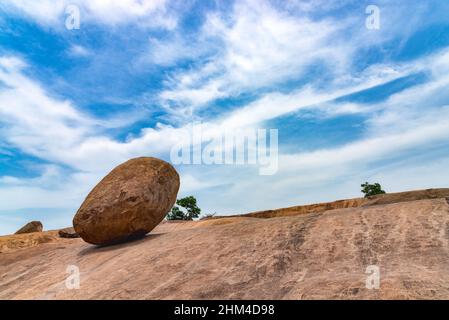 Der Krishna's Butterball in Tamil Nadu, Indien. Dieser gigantischer Granitfelsen, der auf einer kurzen Steigung in der historischen Stadt Mamallapuram ruht Stockfoto