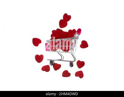 Einkaufswagen Trolley mit vielen roten Papierherzen, Valentinstag Verkauf, kaufen Geschenke, Liebe oder mag in Social Media Stockfoto