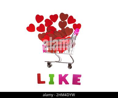 Shopping für Social-Media-Likes, Supermarkt Trolley, Cart mit roten Herzen Stockfoto