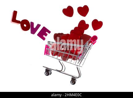Flying Metal Warenkorb mit roten Herzen und Wort Liebe, Valentinstag Verkauf Geschenke Stockfoto