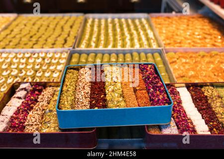 Mixwd Turkish erfreuen sich an einer Box zum Verkauf in einer Straße in Istanbul, Türkei. Turlish Delight ist ein beliebtes Souvenir der Türkei Stockfoto