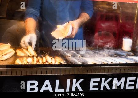 Küchenchef bereitet traditionelle türkische Straßengerichte zu Balik Ekmek, der Makrelenfilet in Istanbul, Türkei, röstet Stockfoto