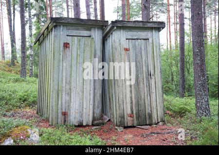 Zwei alte Holztoiletten im Wald Stockfoto