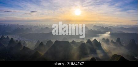Südlich von guilin Karst landForm Morgennebel Sonnenaufgang Szene Stockfoto